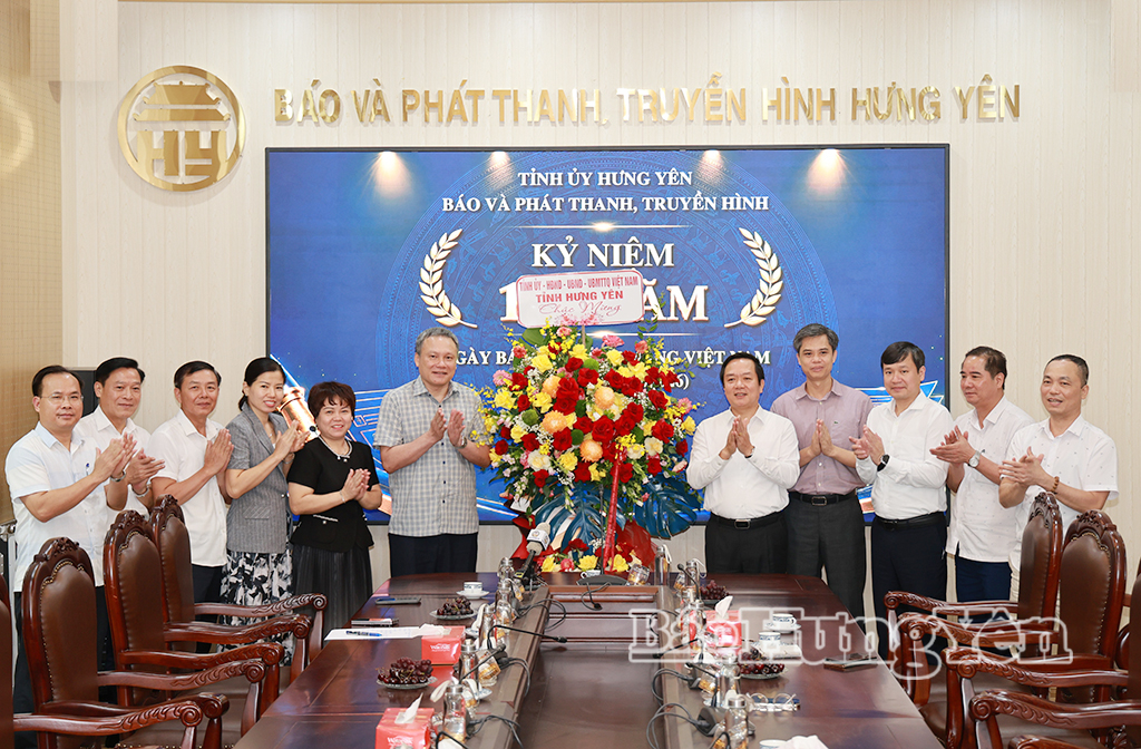 Đồng chí Phạm Quang Ngọc, Ủy viên Ban Chấp hành Trung ương Đảng, Bí thư Tỉnh ủy tặng hoa chúc mừng cán bộ, phóng viên, biên tập viên Báo và Phát thanh, Truyền hình Hưng Yên.