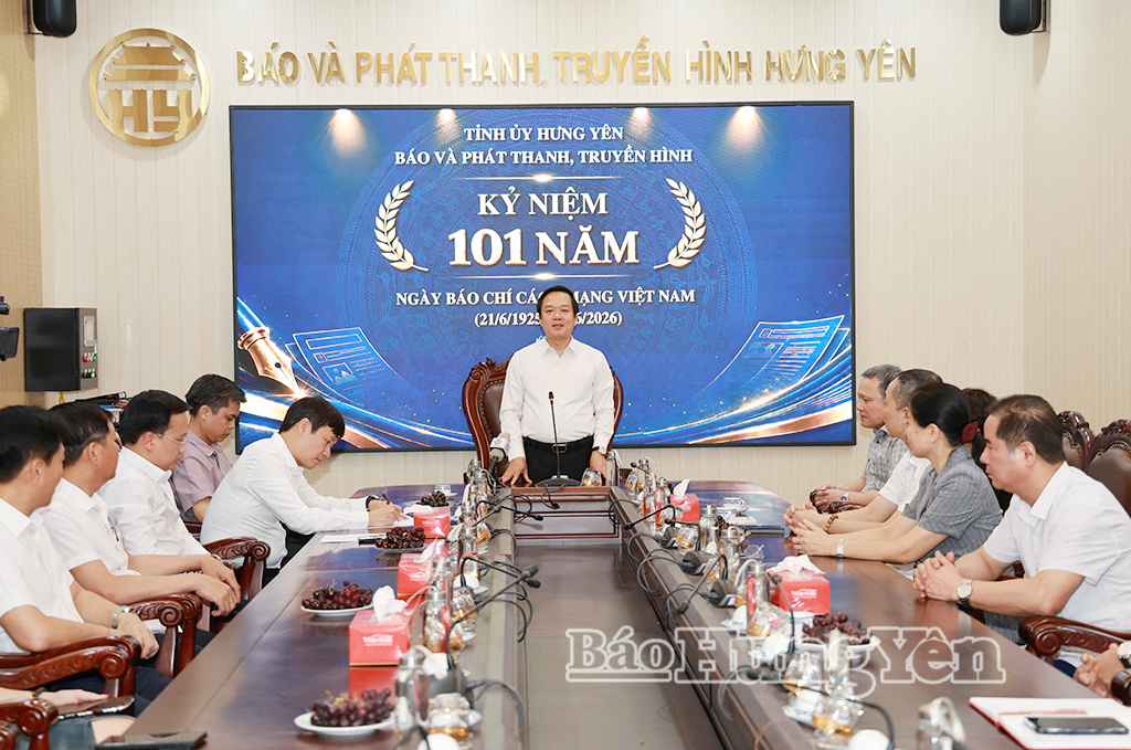 Đồng chí Phạm Quang Ngọc, Ủy viên Ban Chấp hành Trung ương Đảng, Bí thư Tỉnh ủy thông tin với cán bộ, phóng viên, biên tập viên Báo và Phát thanh, Truyền hình Hưng Yên về tình hình phát triển kinh tế - Trang Chủ J88.com Trực Tuyến Mới Nhất 2026 của tỉnh.