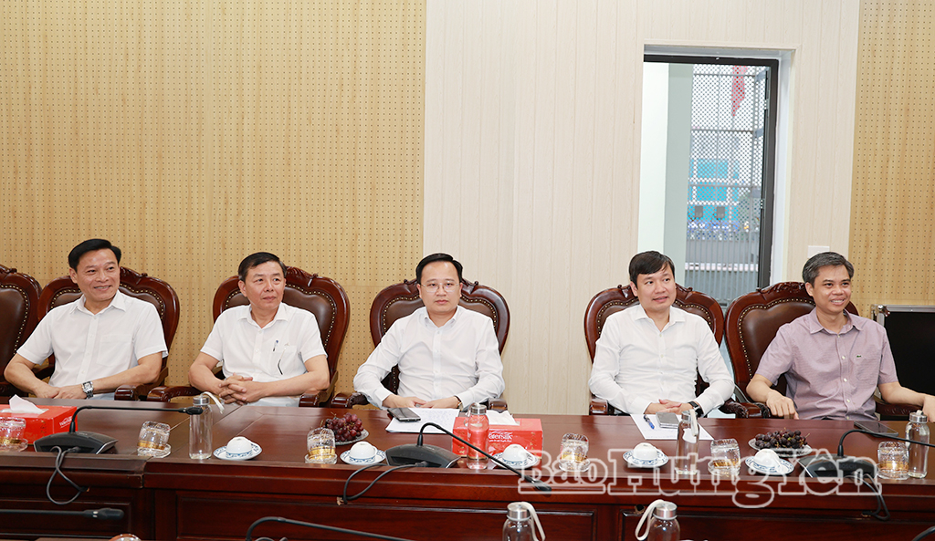 Đồng chí Hoàng Minh Sơn, Giám đốc Báo và Phát thanh, Truyền hình Hưng Yên báo cáo với đồng chí Phạm Quang Ngọc, Ủy viên Ban Chấp hành Trung ương Đảng, Bí thư Tỉnh ủy và đoàn công tác về tình hình hoạt động của đơn vị thời gian qua.