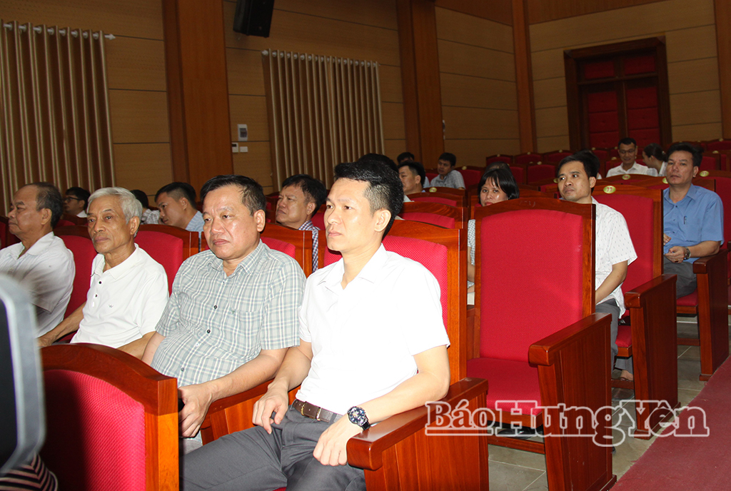 Các cử tri dự hội nghị.