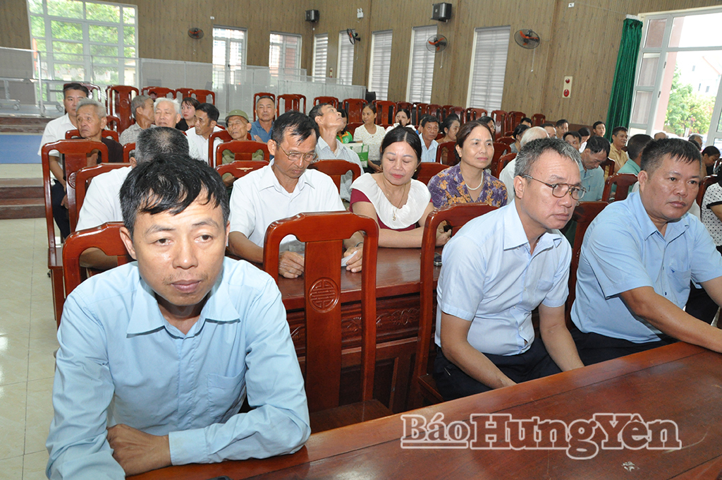 Cử tri tham dự hội nghị tiếp xúc cử tri tại xã Tân Hưng.