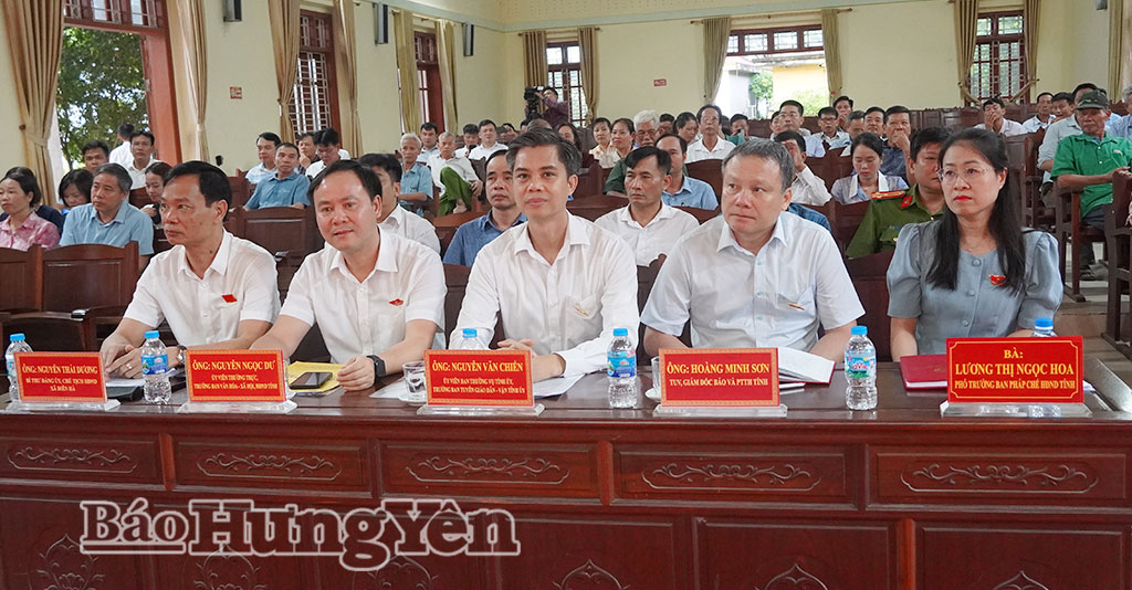 Đồng chí Nguyễn Văn Chiến, Ủy viên Ban Thường vụ Tỉnh ủy, Trưởng Ban Tuyên giáo và Dân vận Tỉnh ủy và các đại biểu HĐND tỉnh dự hội nghị.