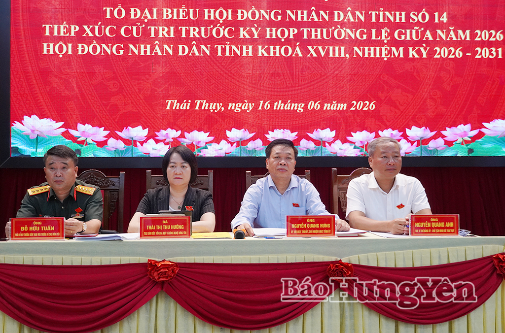 Đồng chí Nguyễn Quang Hưng, Ủy viên Ban Thường vụ Tỉnh ủy, Chủ nhiệm Ủy ban Kiểm tra Tỉnh ủy cùng các đại biểu HĐND tỉnh Tổ đại biểu số 14 tiếp xúc cử tri tại xã Thái Thụy.