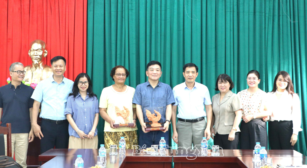 Lãnh đạo Sở Văn hóa, Thể thao và Du lịch tặng quà lưu niệm các chuyên gia UNESCO sau buổi làm việc.