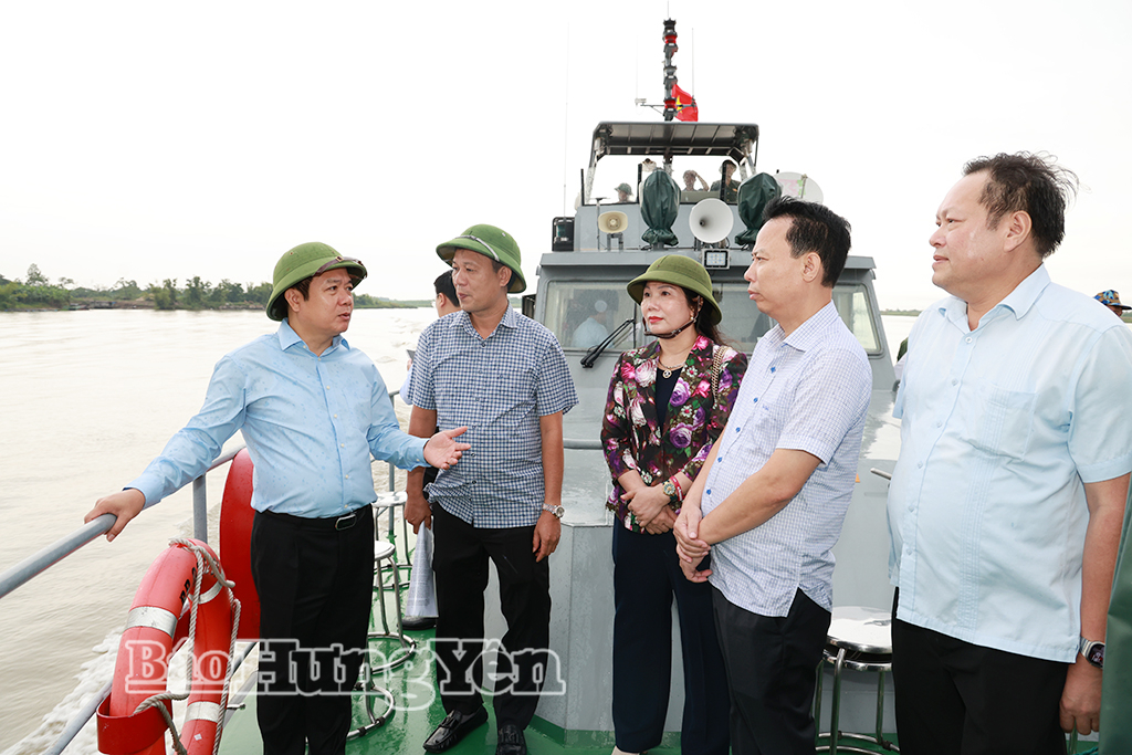 Đồng chí Phạm Quang Ngọc, Ủy viên Ban Chấp hành Trung ương Đảng, Bí thư Tỉnh ủy cùng thành viên đoàn công tác khảo sát, kiểm tra thực địa dọc tuyến sông Hồng.