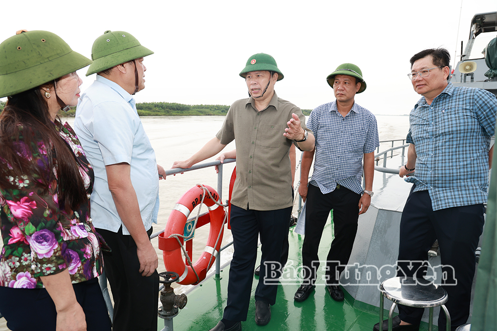 Đồng chí Trần Quốc Toản, Phó Bí thư Thường trực Tỉnh ủy, Chủ tịch Ủy ban MTTQ Việt Nam tỉnh cùng thành viên đoàn công tác khảo sát, kiểm tra thực địa dọc tuyến sông Hồng.