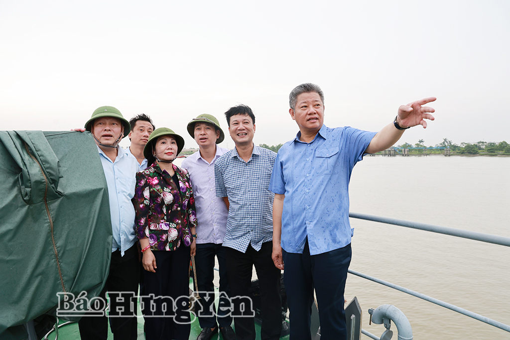 Đồng chí Nguyễn Mạnh Quyền, Phó Bí thư Tỉnh ủy, Chủ tịch UBND tỉnh cùng thành viên đoàn công tác khảo sát, kiểm tra thực địa dọc tuyến sông Hồng.
