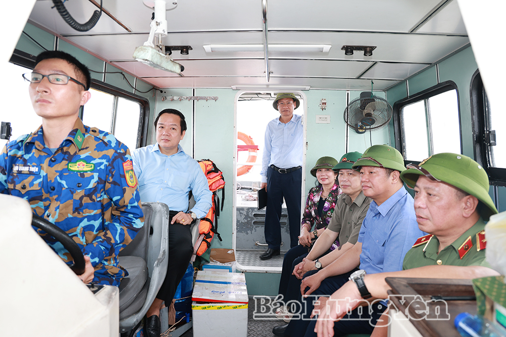 Các đồng chí Thường trực Tỉnh ủy cùng thành viên đoàn công tác khảo sát, kiểm tra thực địa dọc tuyến sông Hồng.