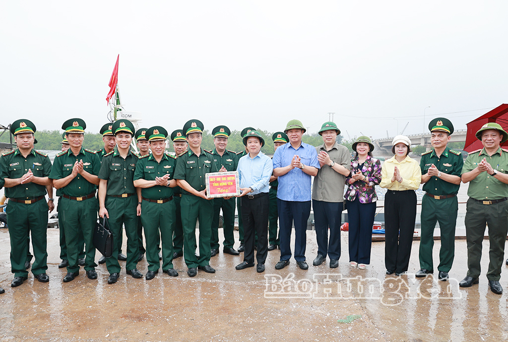 Các đồng chí Thường trực Tỉnh ủy cùng thành viên đoàn công tác tặng quà cán bộ, chiến sĩ Đồn Biên phòng Cửa Lân.