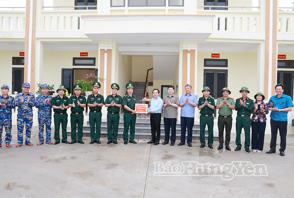 Các đồng chí Thường trực Tỉnh ủy cùng thành viên đoàn công tác tặng quà cán bộ, chiến sĩ Trạm Kiểm soát Biên phòng sông Hoá thuộc Đồn Biên phòng cửa khẩu cảng Diêm Điền. 