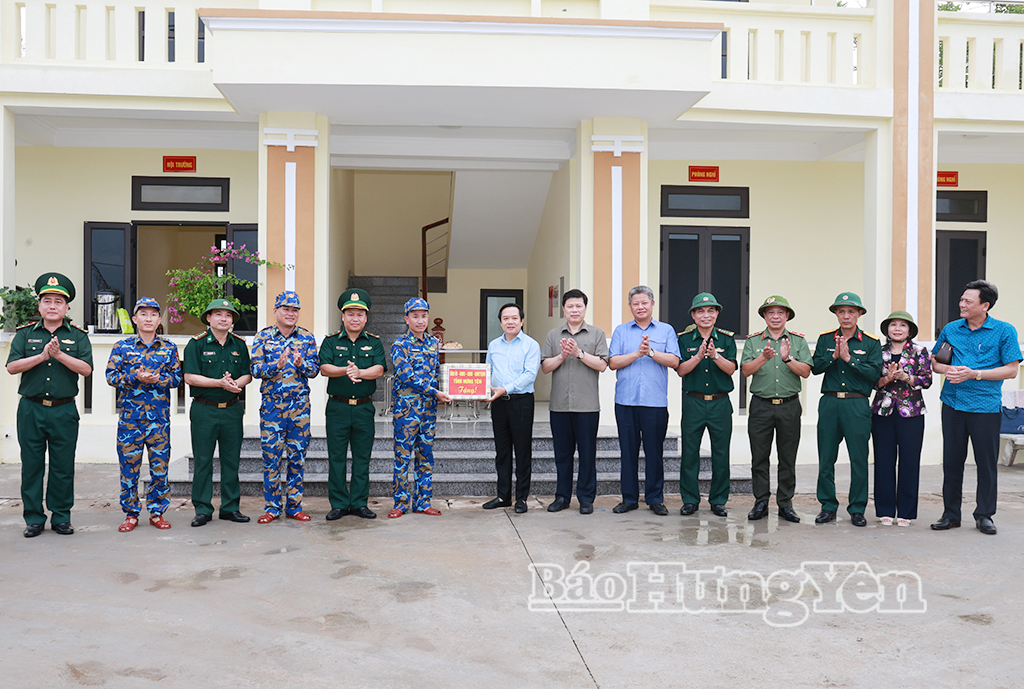 Các đồng chí Thường trực Tỉnh ủy cùng thành viên đoàn công tác tặng quà cán bộ, chiến sĩ Hải đội Biên phòng 2.