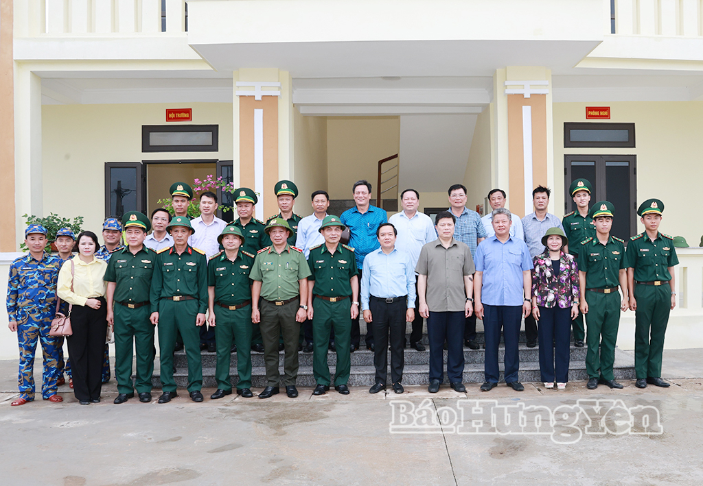 Các đồng chí Thường trực Tỉnh ủy cùng thành viên đoàn công tác chụp ảnh lưu niệm tại Trạm Kiểm soát Biên phòng sông Hoá thuộc Đồn Biên phòng cửa khẩu cảng Diêm Điền.