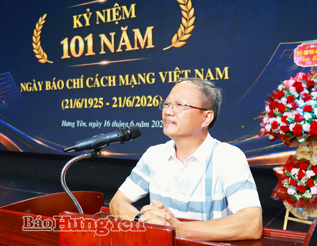 Đồng chí Vũ Anh Thao, nguyên Tổng biên tập Báo Thái Bình, nguyên Chủ tịch Hội Nhà báo tỉnh Thái Bình phát biểu tại hội nghị.