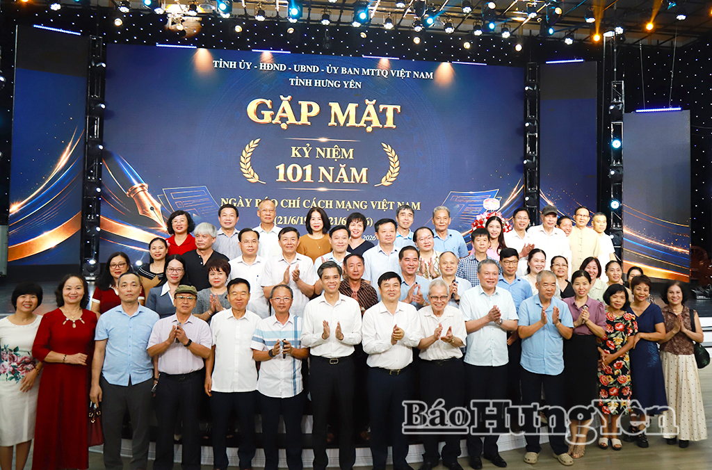 Các đại biểu chụp ảnh lưu niệm.