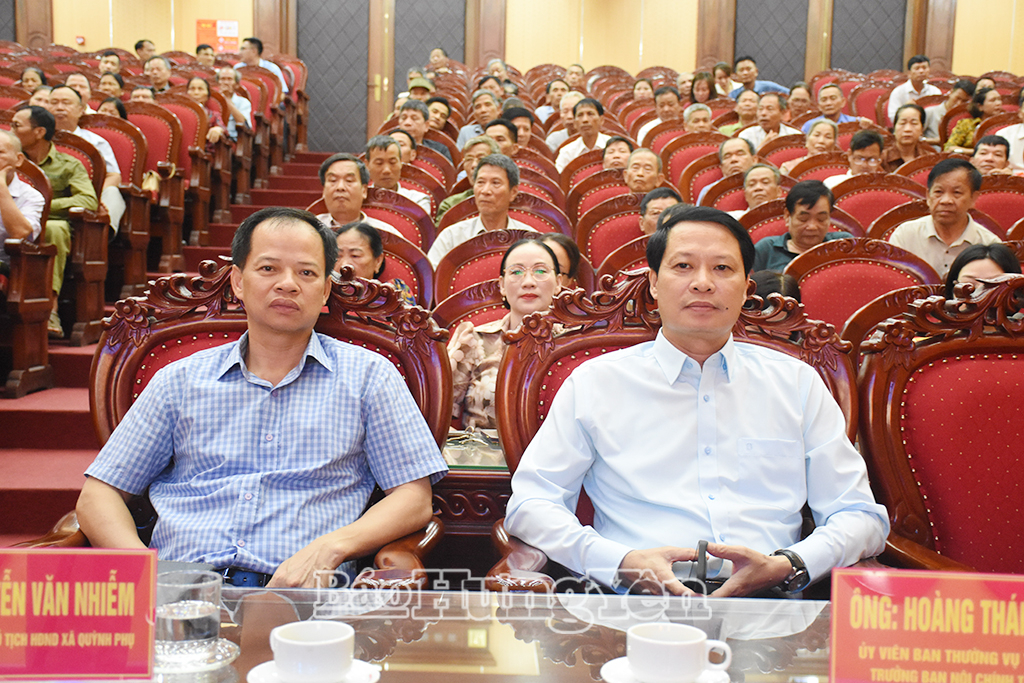 Các đại biểu HĐND tỉnh thuộc tổ đại biểu số 10  tiếp xúc cử tri tại xã Quỳnh Phụ.