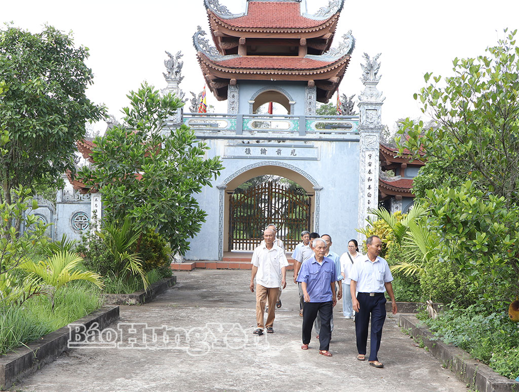 Nhân dân địa phương và du khách đến thắp hương, tìm hiểu lịch sử tại Di tích lịch sử văn hóa quốc gia Đồn Cả - Phan Bá Vành.