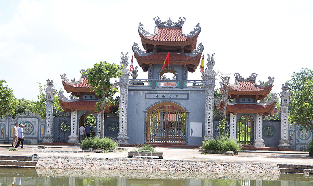 Di tích lịch sử văn hóa quốc gia Đồn Cả - Phan Bá Vành, tại làng Nguyệt Lâm, xã Hồng Vũ.