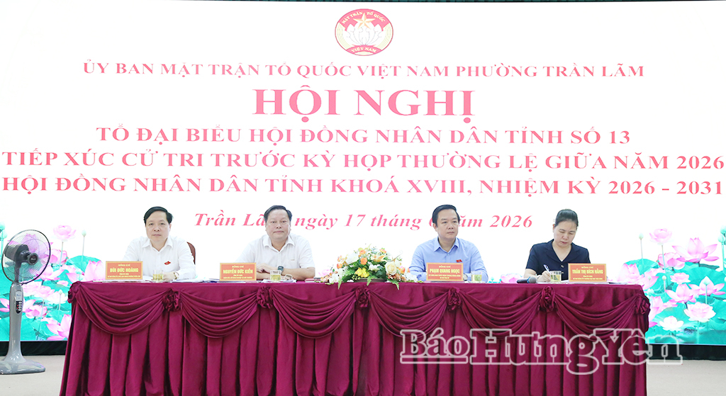 Đồng chí Phạm Quang Ngọc, Ủy viên Ban Chấp hành Trung ương Đảng, Bí thư Tỉnh ủy và các đại biểu thuộc Tổ đại biểu HĐND tỉnh số 13 tại hội nghị tiếp xúc cử tri.