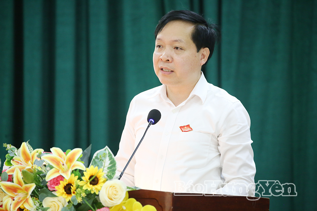 Đồng chí Bùi Đức Hoàng, Bí thư Đảng ủy, Chủ tịch HĐND phường Trần Lãm báo cáo kết quả giải quyết ý kiến, kiến nghị của cử tri.