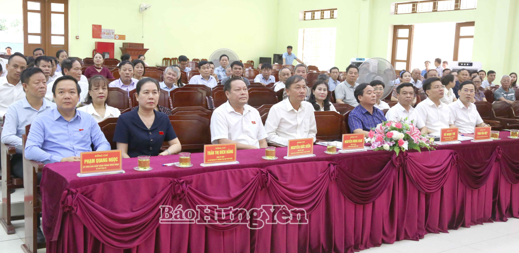 Đồng chí Phạm Quang Ngọc, Ủy viên Ban Chấp hành Trung ương Đảng, Bí thư Tỉnh ủy và các đại biểu dự hội nghị tiếp xúc cử tri.