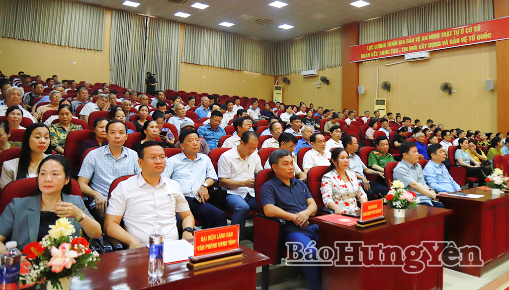  Đồng chí Trần Quốc Toản, Phó Bí thư Thường trực Tỉnh ủy, Chủ tịch Ủy ban MTTQ Việt Nam tỉnh và các đại biểu dự tiếp xúc cử tri.