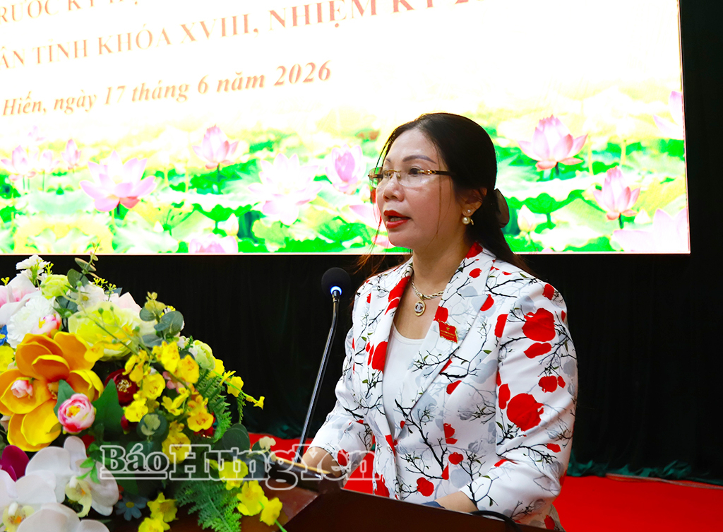 Đồng chí Trần Thị Tuyết Hương, Phó Chủ tịch HĐND tỉnh đại diện tổ đại biểu HĐND tỉnh số 6 trình bày dự kiến nội dung, chương trình kỳ họp thường lệ giữa năm 2026 của HĐND tỉnh khóa XVIII, nhiệm kỳ 2026 - 2031.