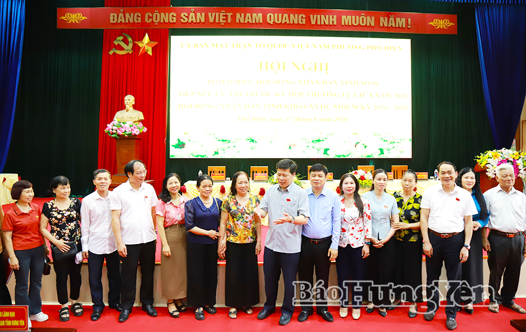 Đồng chí Trần Quốc Toản, Phó Bí thư Thường trực Tỉnh ủy, Chủ tịch Ủy ban MTTQ Việt Nam tỉnh và các đại biểu trao đổi, chia sẻ thông tin với cử tri.