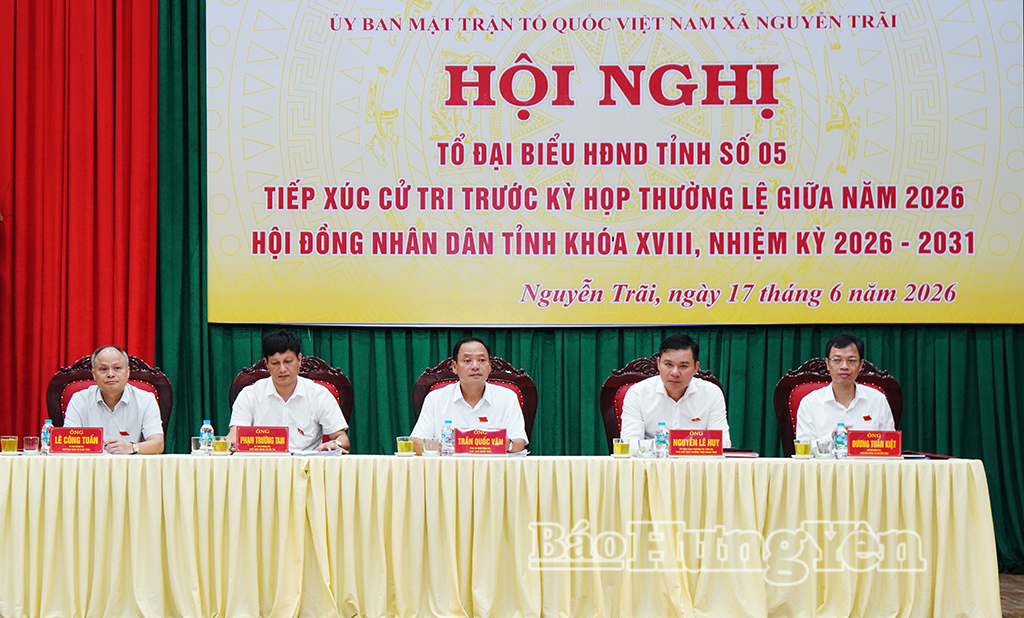 Đồng chí Trần Quốc Văn, Phó Bí thư Tỉnh ủy, Chủ tịch HĐND tỉnh cùng các đại biểu thuộc Tổ đại biểu HĐND tỉnh số 5 dự hội nghị tiếp xúc cử tri tại xã Nguyễn Trãi.