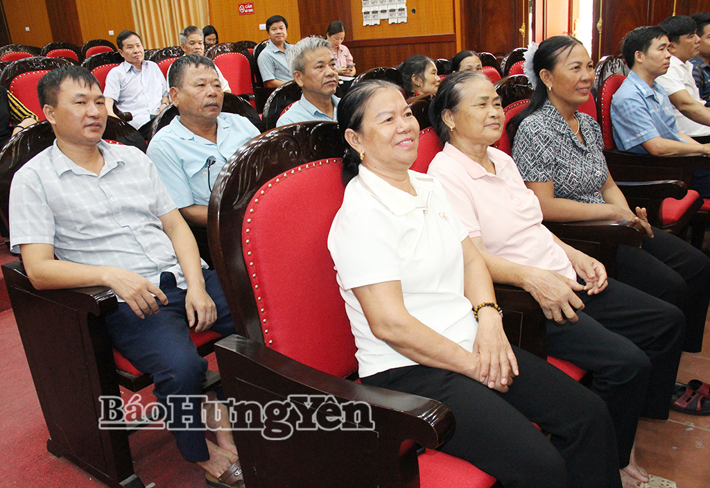 Các cử tri dự hội nghị.