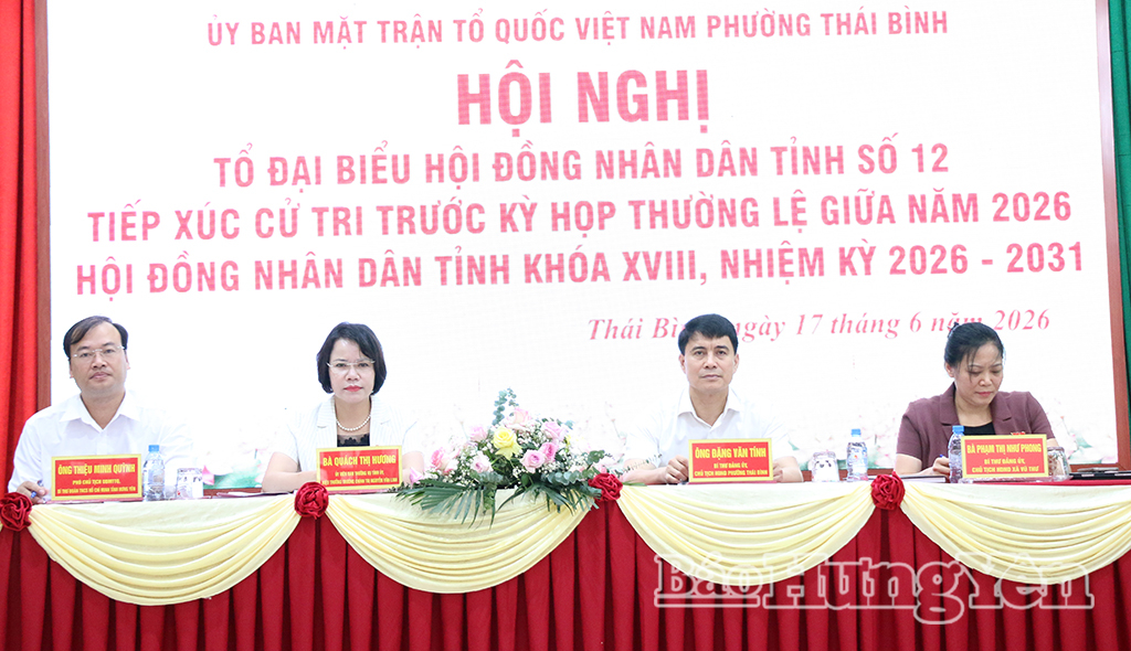 Đồng chí Quách Thị Hương, Ủy viên Ban Thường vụ Tỉnh ủy, Hiệu trưởng Trường Chính trị Nguyễn Văn Linh cùng các đại biểu thuộc Tổ đại biểu HĐND tỉnh số 12 tại hội nghị tiếp xúc cử tri.