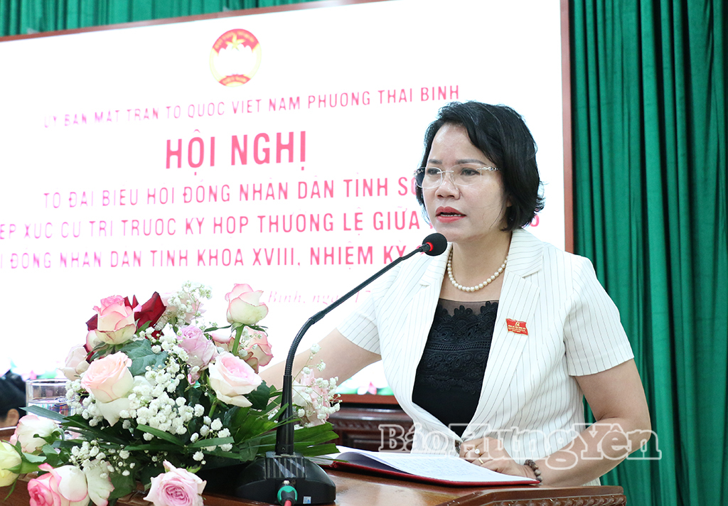 Đồng chí Quách Thị Hương, Ủy viên Ban Thường vụ Tỉnh ủy, Hiệu trưởng Trường Chính trị Nguyễn Văn Linh trao đổi, giải đáp một số ý kiến, kiến nghị của cử tri.