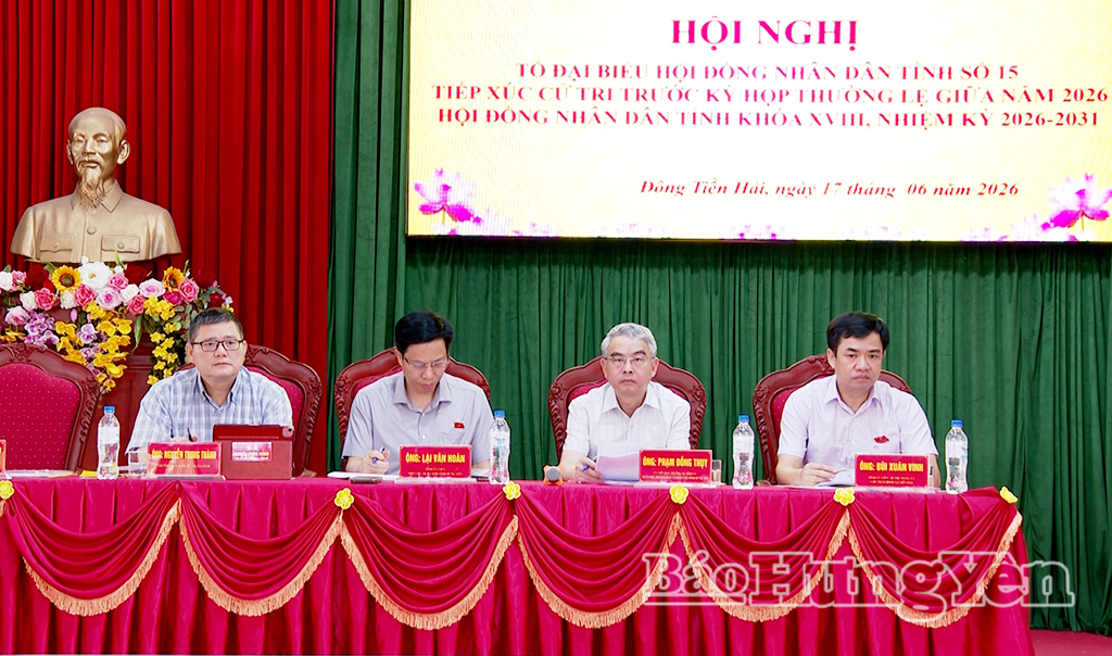 Các đại biểu thuộc Tổ đại biểu HĐND tỉnh số 15 dự hội nghị tiếp xúc cử tri.
