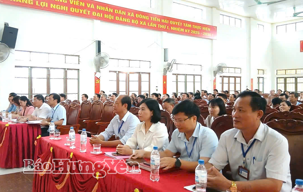 Các đại biểu và cử tri dự hội nghị.