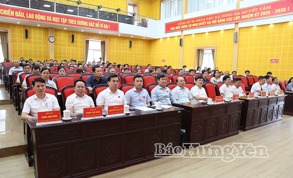 Các đại biểu thuộc Tổ đại biểu HĐND tỉnh số 8 cùng cử tri dự hội nghị.