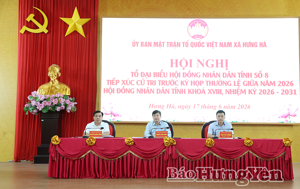 Các đại biểu thuộc Tổ đại biểu HĐND tỉnh số 8 tại hội nghị tiếp xúc cử tri. 