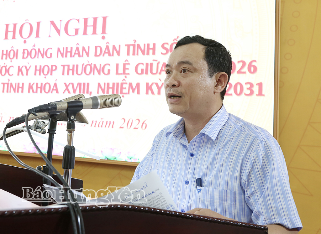 Cử tri xã Hưng Hà phát biểu  tại hội nghị.