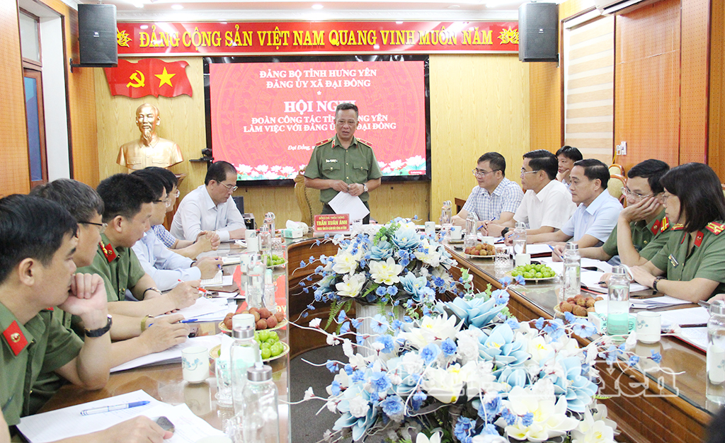 Toàn cảnh buổi làm việc.