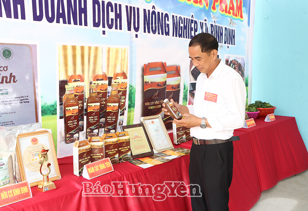 HTX SXKD DVNN Bình Định trưng bày và giới thiệu sản phẩm mắm cáy Hồng Tiếnđạt tiêu chuẩn OCOP 4 sao.