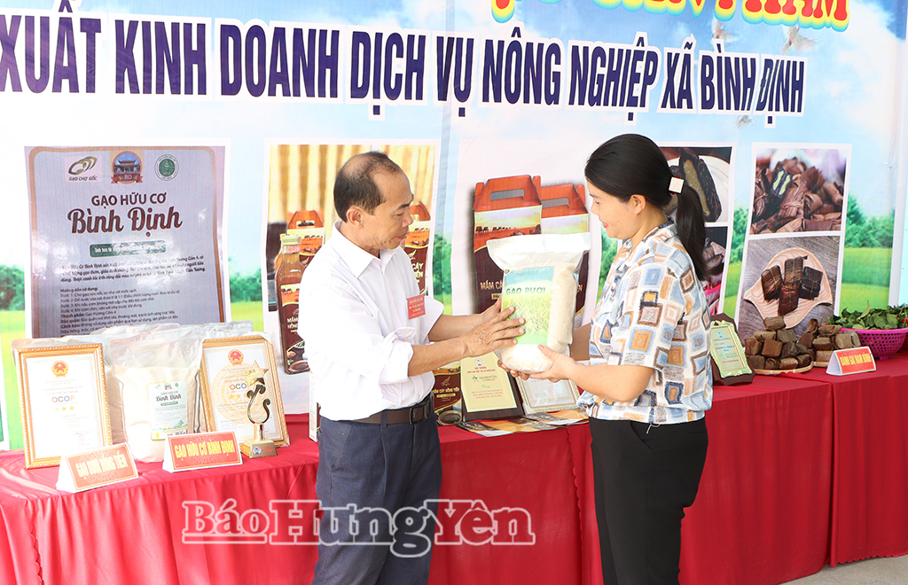 HTX SXKD DVNN Bình Định trưng bày và giới thiệu sản phẩm gạo rươi Hồng Tiến đạt tiêu chuẩn OCOP 3 sao.