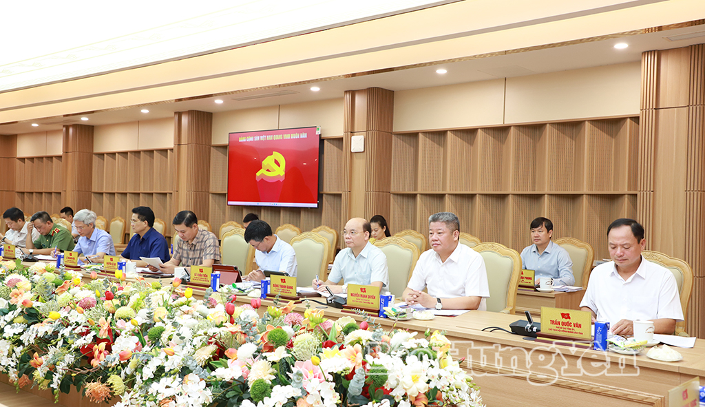 Các đồng chí: Trần Quốc Văn, Phó Bí thư Tỉnh ủy, Chủ tịch HĐND tỉnh; Nguyễn Mạnh Quyền, Phó Bí thư Tỉnh ủy, Chủ tịch UBND tỉnh và các đại biểu dự hội nghị.