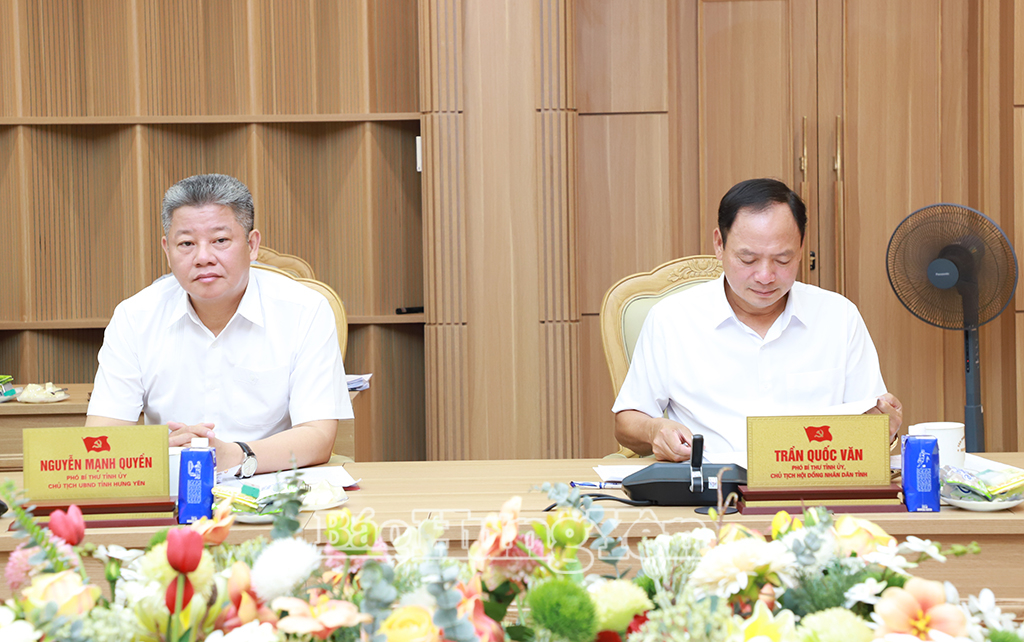 Các đồng chí: Trần Quốc Văn, Phó Bí thư Tỉnh ủy, Chủ tịch HĐND tỉnh; Nguyễn Mạnh Quyền, Phó Bí thư Tỉnh ủy, Chủ tịch UBND tỉnh dự hội nghị.