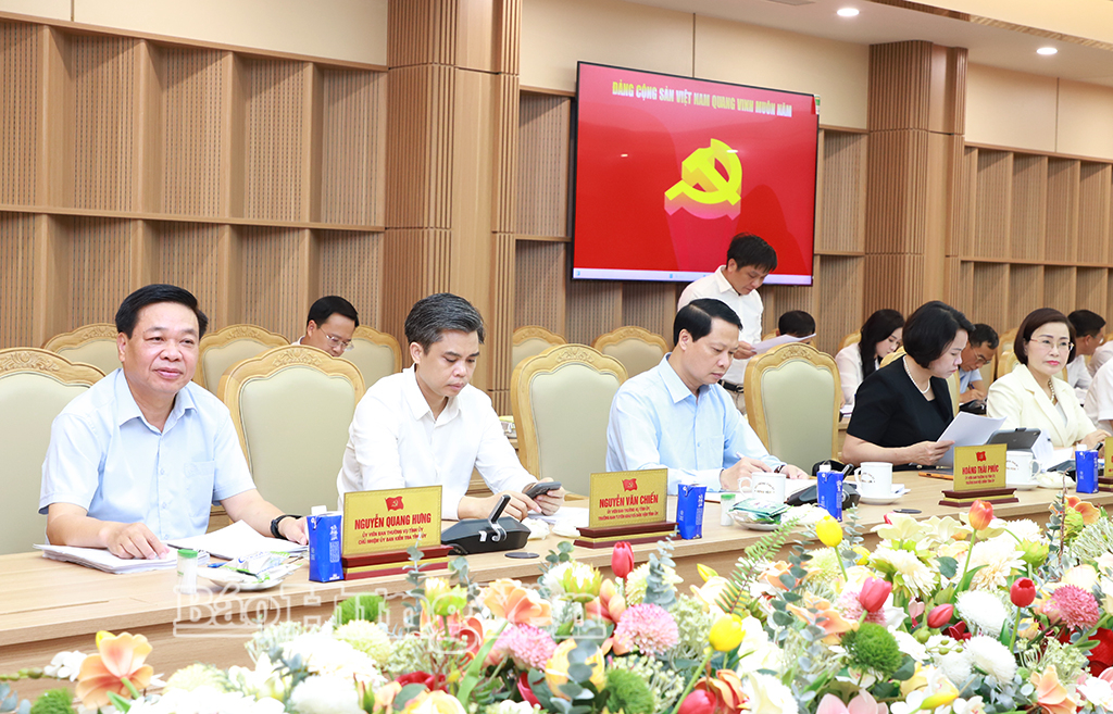 Các đồng chí Ủy viên Ban Thường vụ Tỉnh ủy dự hội nghị.