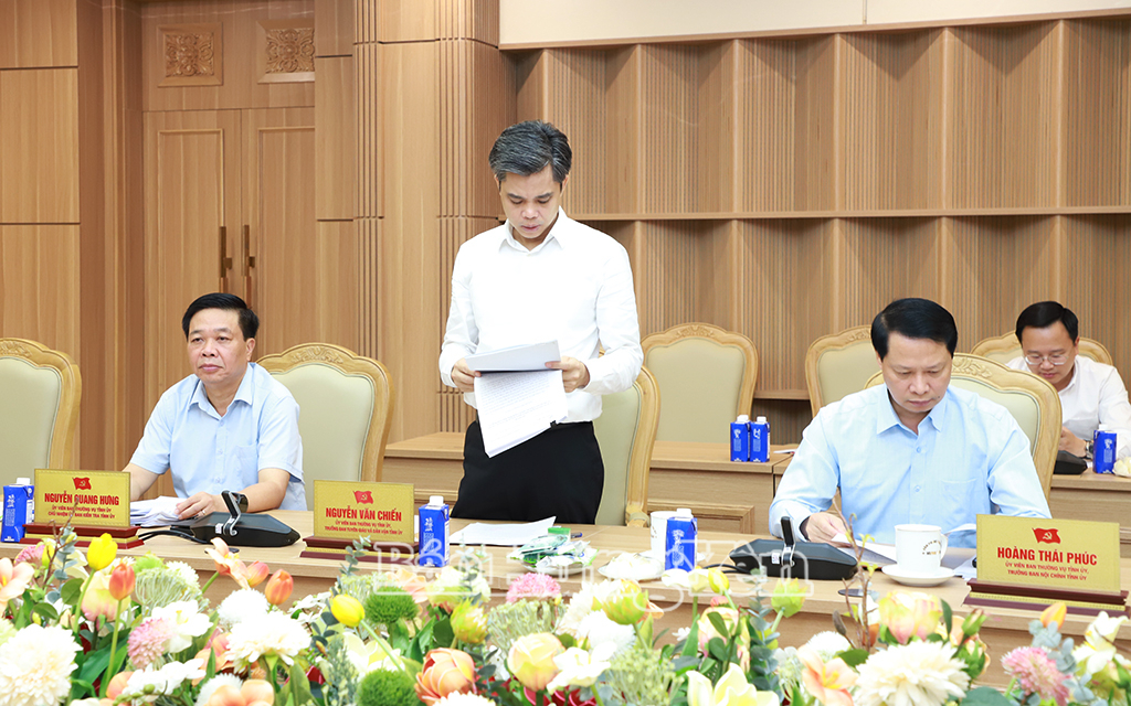 Đồng chí Nguyễn Văn Chiến, Ủy viên Ban Thường vụ Tỉnh ủy, Trưởng ban Tuyên giáo và Dân vận Tỉnh ủy trình bày nội dung tại hội nghị. 