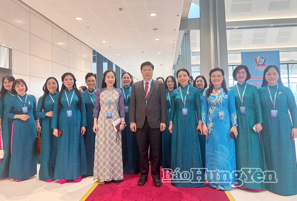 Đồng chí Trần Quốc Toản, Phó Bí thư Thường trực Tỉnh ủy, Chủ tịch Ủy ban MTTQ Việt Nam tỉnh và các đại biểu tỉnh Hưng Yên chụp ảnh lưu niệm tại Đại hội.