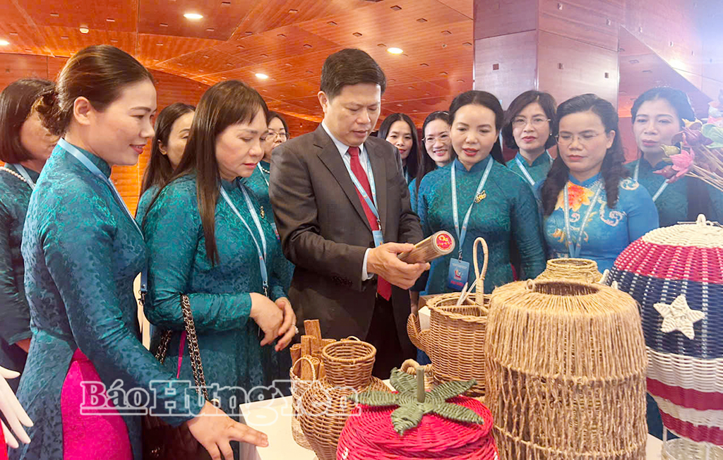 Đồng chí Trần Quốc Toản, Phó Bí thư Thường trực Tỉnh ủy, Chủ tịch Ủy ban MTTQ Việt Nam tỉnh và các đại biểu tỉnh Hưng Yên tham quan sản phẩm của Hợp tác xã Nghề thủ công mỹ nghệ mây tre đan Thanh Tân (xã Bình Nguyên) được trưng bày tại Đại hội.