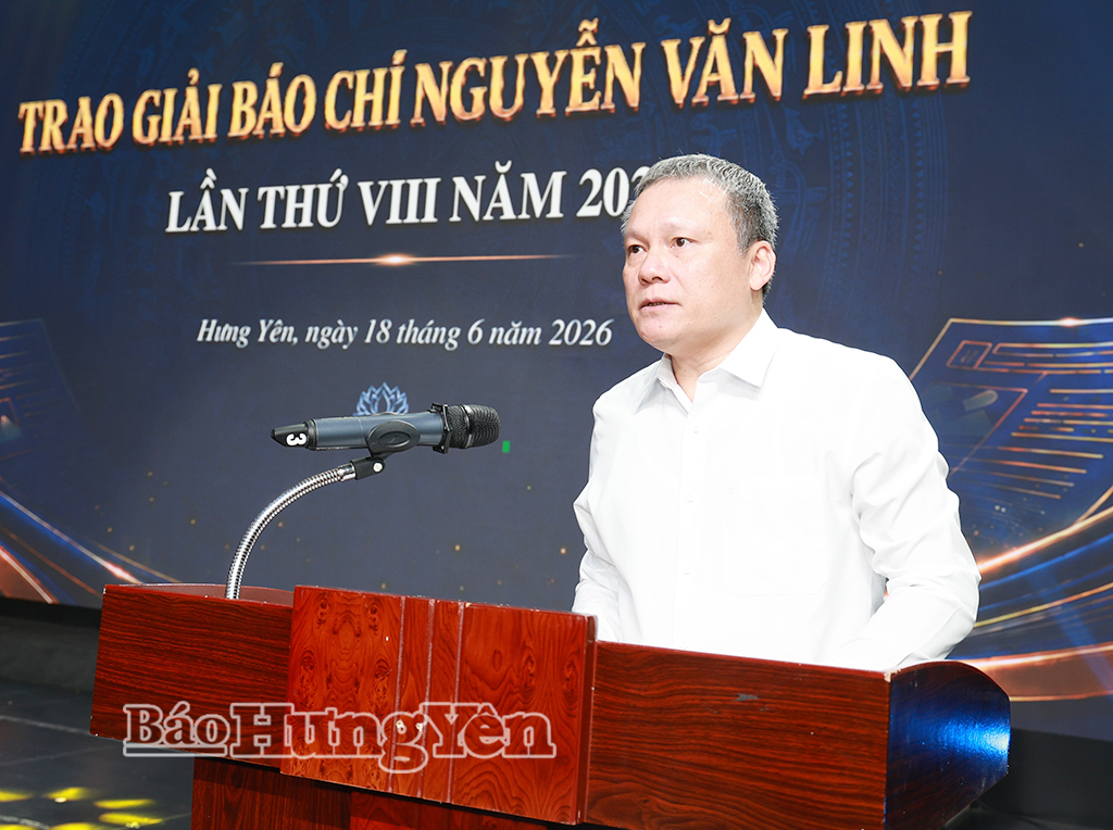 Đồng chí Hoàng Minh Sơn, Giám đốc Báo và Phát thanh, Truyền hình Hưng Yên, Chủ tịch Hội Nhà báo tỉnh, Trưởng ban Tổ chức Giải Báo chí Nguyễn Văn Linh lần thứ VIII năm 2026 trình bày diễn văn kỷ niệm 101 năm Ngày Báo chí Cách mạng Việt Nam và báo cáo tổng kết Giải Báo chí Nguyễn Văn Linh lần thứ VIII năm 2026.
