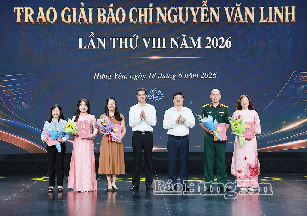 Đồng chí Nguyễn Văn Chiến, Ủy viên Ban Thường vụ Tỉnh ủy, Trưởng ban Tuyên giáo và Dân vận Tỉnh ủy và đồng chí Phạm Văn Nghiêm, Phó Chủ tịch UBND tỉnh trao giải A cho các tác giả, nhóm tác giả đoạt giải.