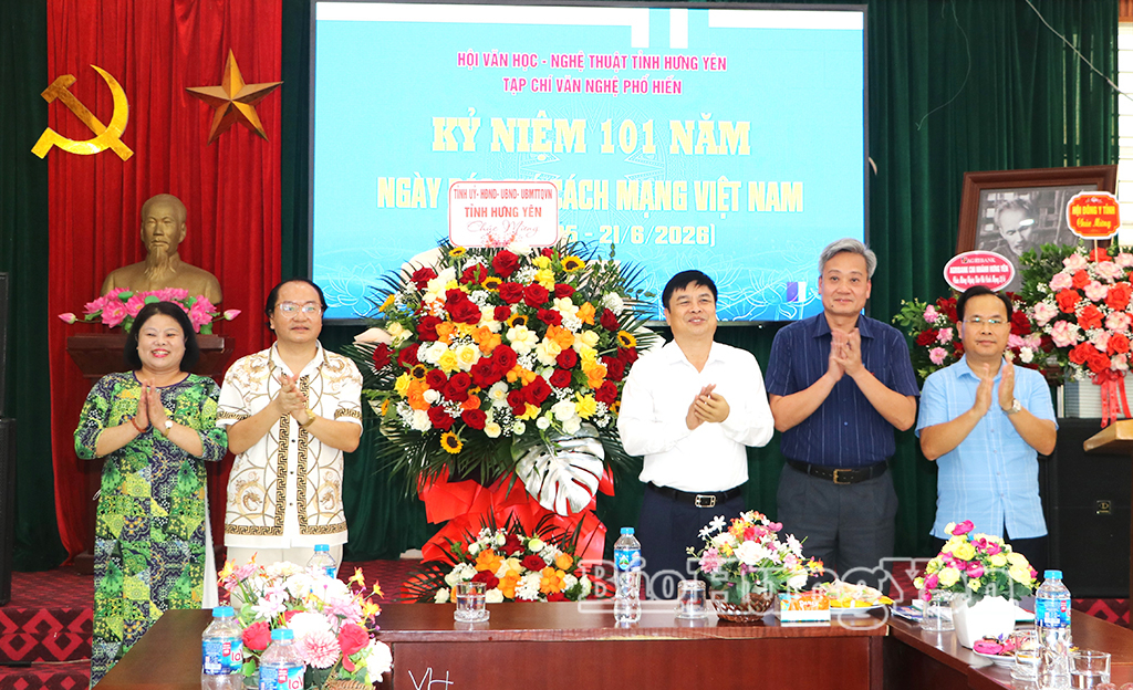 Đồng chí Phó Chủ tịch UBND tỉnh Phạm Văn Nghiêm tặng hoa chúc mừng Hội Văn học - Nghệ thuật tỉnh và Tạp chí Văn nghệ Phố Hiến. 