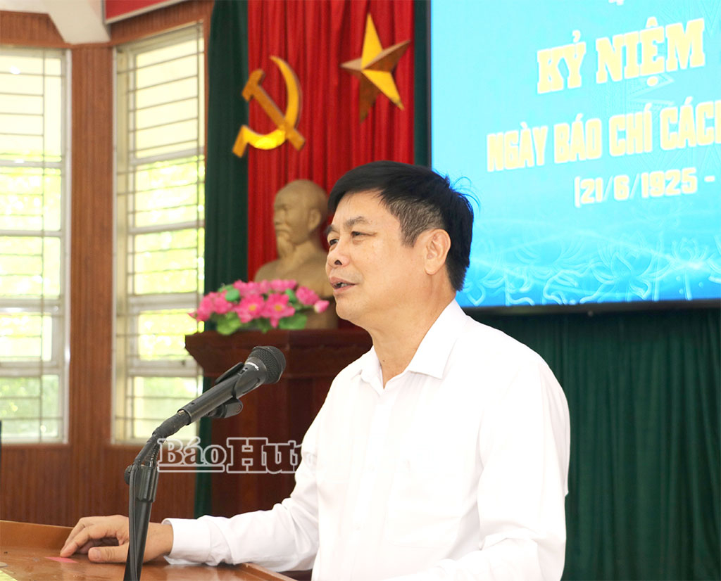 Đồng chí Phó Chủ tịch UBND tỉnh Phạm Văn Nghiêm phát biểu tại buổi gặp mặt.