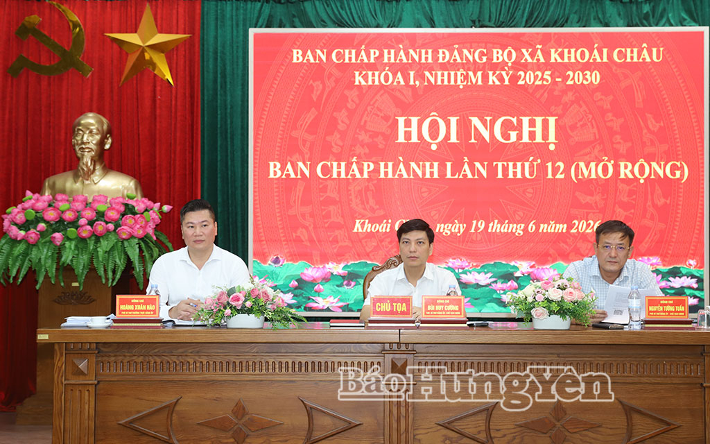 Thường trực Đảng ủy xã Khoái Châu chủ trì hội nghị.